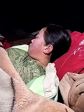 Snapshot of AlilaK2 chatting on 12.17.25 AlilaK2 online show from 12.17.25