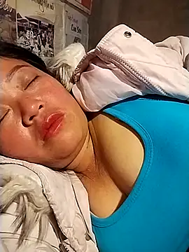 Snapshot of AlilaK2 chatting on 12.22.25 AlilaK2 online show from 12.22.25