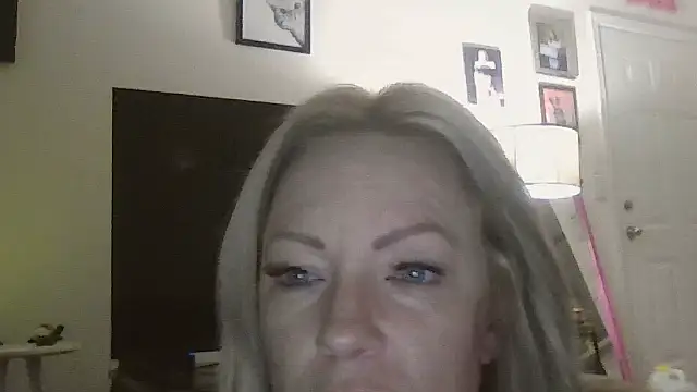 Snapshot of sinfulsara chatting on 12.04.25 sinfulsara online show from 12.04.25