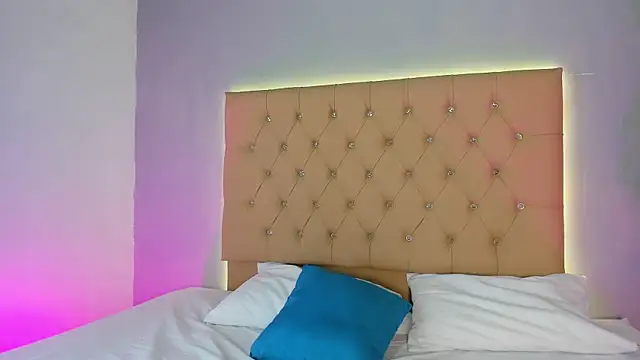 EmmaLawrence  online show from 01.11.26