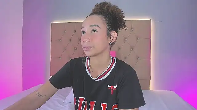 EmmaLawrence  online show from 02.04.26