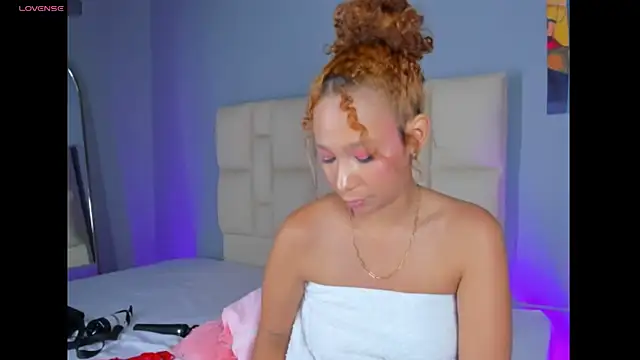 EmmaLawrence  online show from 04.11.26