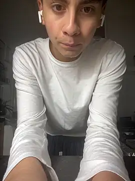 Snapshot of hungspanishtwink chatting on 02.22.26 hungspanishtwink online show from 02.22.26