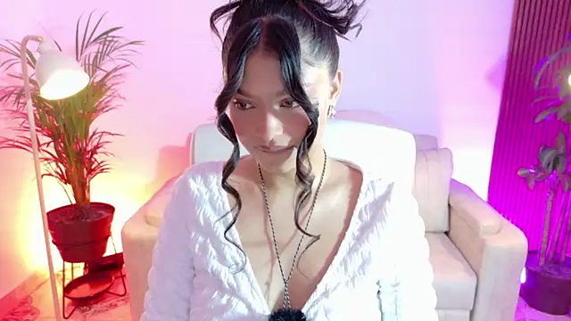 Snapshot of victoria___moon chatting on 12.18.25 victoria moon online show from 12.18.25