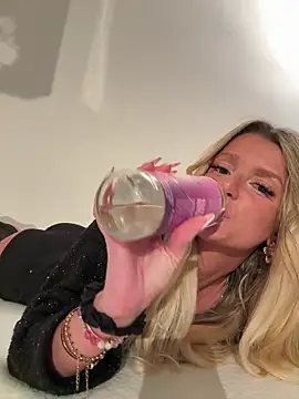 Snapshot of lilavv chatting on 03.26.26 lilavv online show from 03.26.26