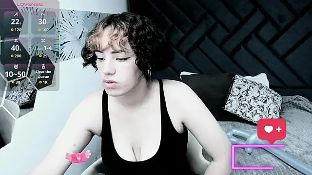 Snapshot of Kiara_Fox__ chatting on 12.17.25 Kiara Fox online show from 12.17.25