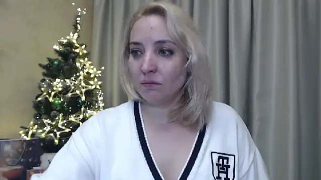 Snapshot of sweetpussy chatting on 12.23.24 sweetpussy online show from 12.23.24