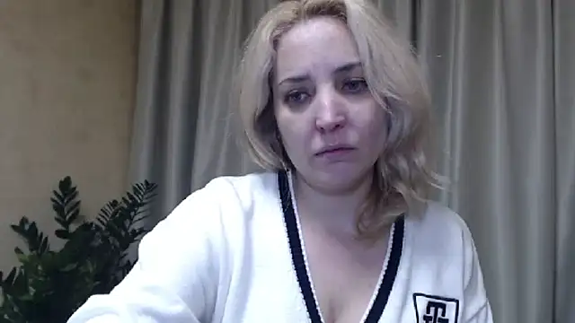 Snapshot of sweetpussy chatting on 02.13.25 sweetpussy online show from 02.13.25