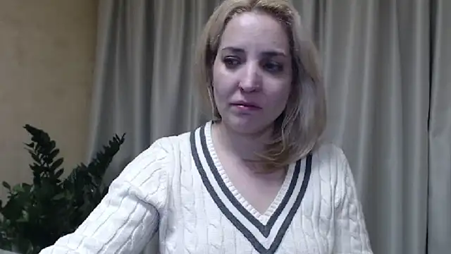 Snapshot of sweetpussy chatting on 02.18.25 sweetpussy online show from 02.18.25