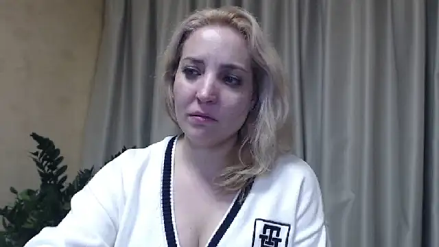 Snapshot of sweetpussy chatting on 03.05.25 sweetpussy online show from 03.05.25