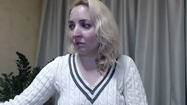 Snapshot of sweetpussy chatting on 03.18.25 sweetpussy online show from 03.18.25