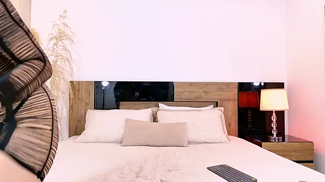 LucyHanks online show from 05.08.26