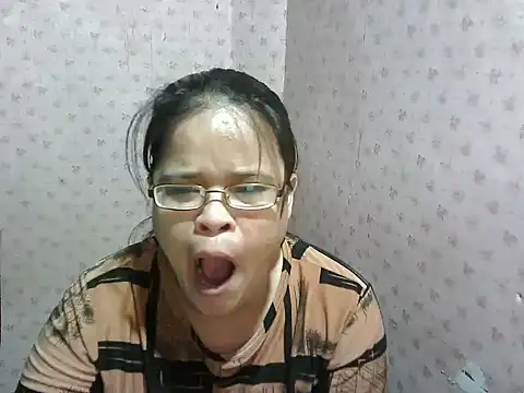 Snapshot of Hotty_babe23 chatting on 12.16.25 Hotty babe23 online show from 12.16.25