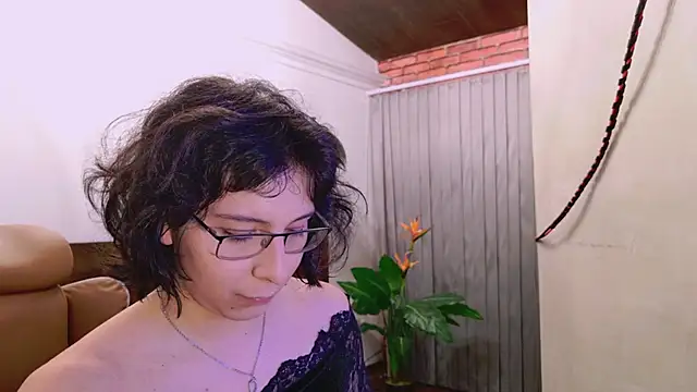 Snapshot of Shelly_bat chatting on 07.17.26 Shelly bat online show from 07.17.26