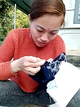 Snapshot of little-effy chatting on 12.19.25 little-effy online show from 12.19.25