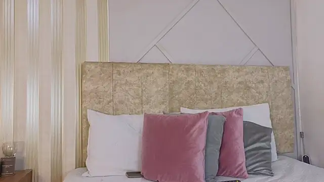 Snapshot of amber__moon_ chatting on 12.20.25 amber moon online show from 12.20.25