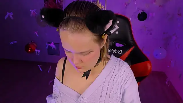 Snapshot of madeline_doll chatting on 12.19.25 madeline doll online show from 12.19.25