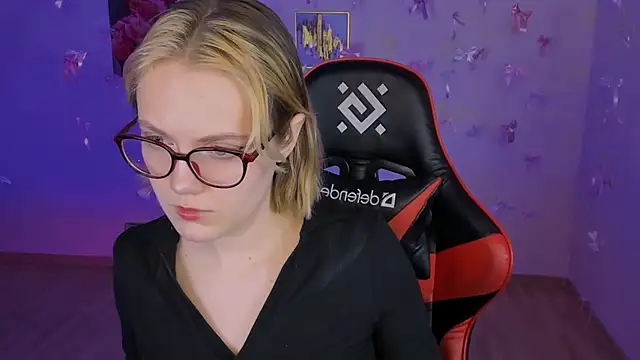 Snapshot of madeline_doll chatting on 02.02.26 madeline doll online show from 02.02.26