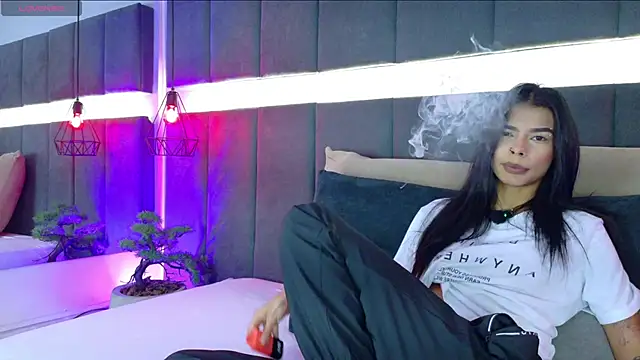 Snapshot of luna_blannco chatting on 12.19.25 luna blannco online show from 12.19.25