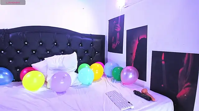 SweetVenomX online show from 12.23.25