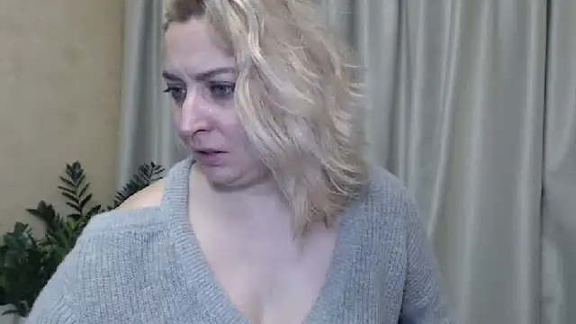 Snapshot of sweetpussy13 chatting on 12.10.24 sweetpussy13 online show from 12.10.24