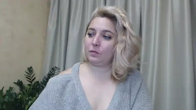 Snapshot of sweetpussy13 chatting on 12.12.24 sweetpussy13 online show from 12.12.24