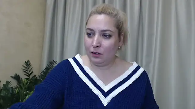 Snapshot of sweetpussy13 chatting on 12.13.24 sweetpussy13 online show from 12.13.24