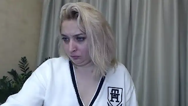 Snapshot of sweetpussy13 chatting on 12.15.24 sweetpussy13 online show from 12.15.24