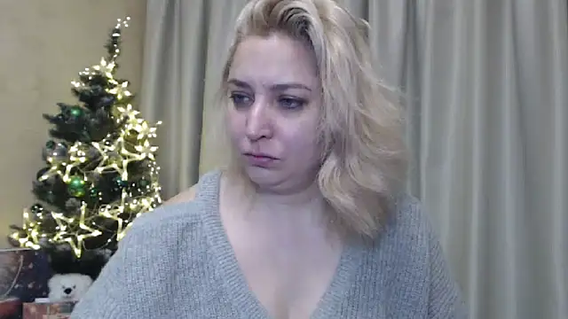 Snapshot of sweetpussy13 chatting on 12.21.24 sweetpussy13 online show from 12.21.24