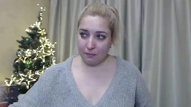 Snapshot of sweetpussy13 chatting on 12.24.24 sweetpussy13 online show from 12.24.24