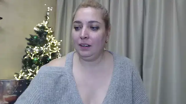 Snapshot of sweetpussy13 chatting on 12.24.24 sweetpussy13 online show from 12.24.24