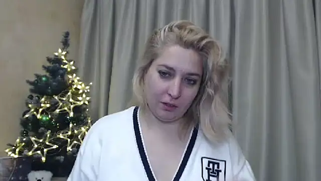 Snapshot of sweetpussy13 chatting on 12.25.24 sweetpussy13 online show from 12.25.24
