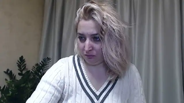 Snapshot of sweetpussy13 chatting on 02.14.25 sweetpussy13 online show from 02.14.25