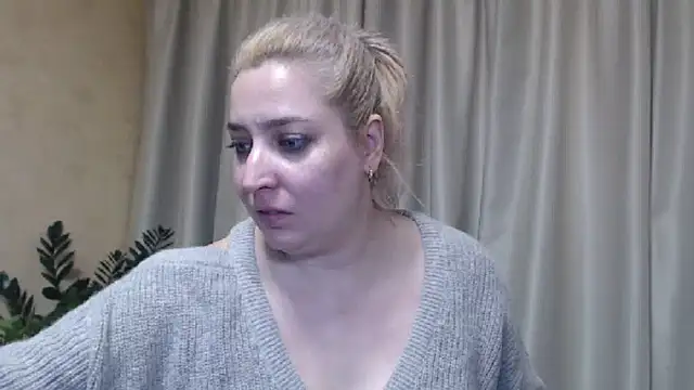 Snapshot of sweetpussy13 chatting on 02.15.25 sweetpussy13 online show from 02.15.25