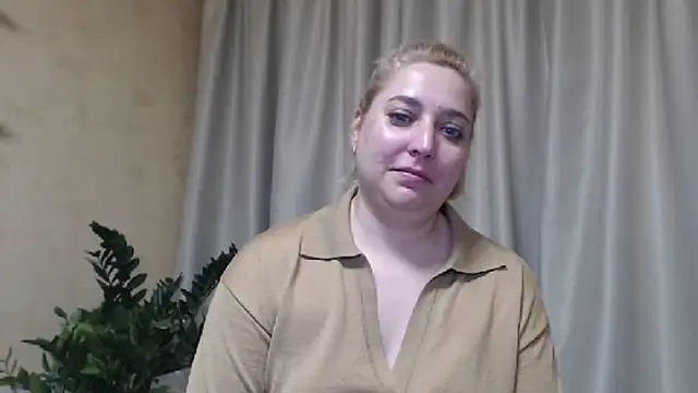 Snapshot of sweetpussy13 chatting on 03.15.25 sweetpussy13 online show from 03.15.25
