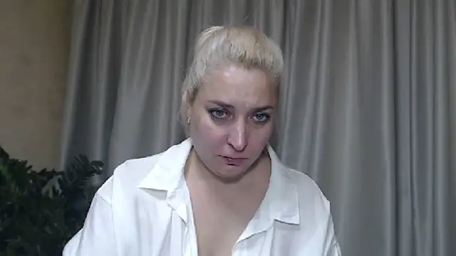 Snapshot of sweetpussy13 chatting on 09.09.25 sweetpussy13 online show from 09.09.25