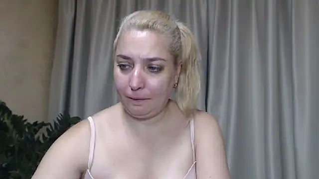 Snapshot of sweetpussy13 chatting on 09.10.25 sweetpussy13 online show from 09.10.25
