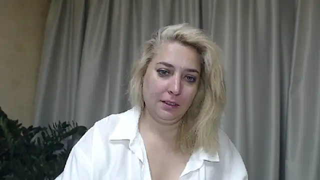 Snapshot of sweetpussy13 chatting on 09.17.25 sweetpussy13 online show from 09.17.25