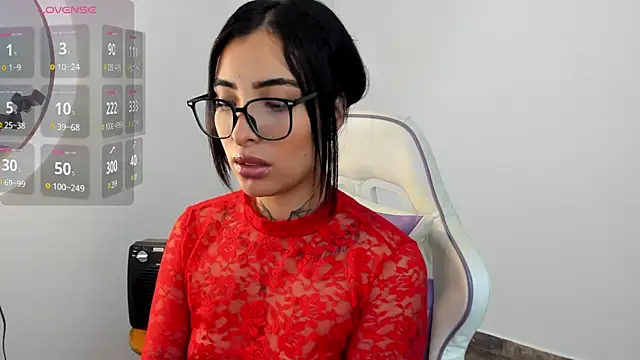 Snapshot of emmi_11 chatting on 04.29.26 emmi 11 online show from 04.29.26