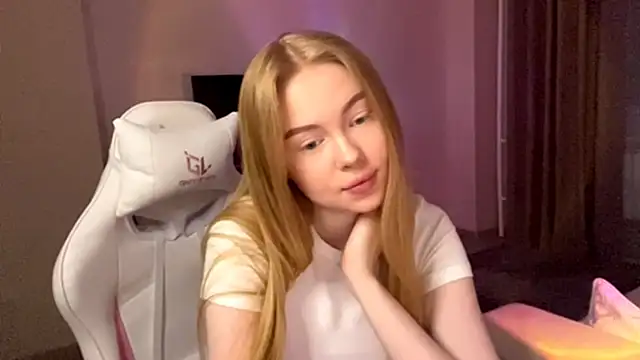 Snapshot of LumiSun chatting on 02.25.26 LumiSun online show from 02.25.26