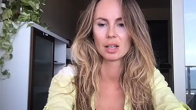 Snapshot of LeMilf chatting on 06.17.26 LeMilf online show from 06.17.26