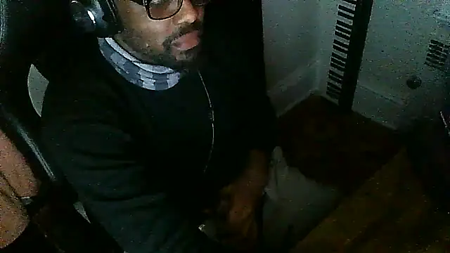 Snapshot of MrUnintentional chatting on 12.17.25 MrUnintentional online show from 12.17.25