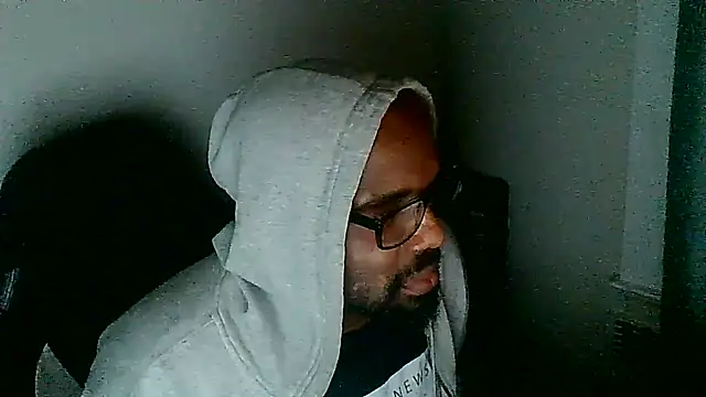 Snapshot of MrUnintentional chatting on 12.21.25 MrUnintentional online show from 12.21.25