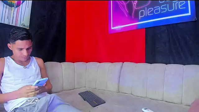 Snapshot of Damian_and_theo chatting on 01.08.26 Damian and theo online show from 01.08.26