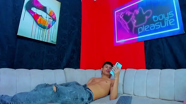 Snapshot of Damian_and_theo chatting on 01.12.26 Damian and theo online show from 01.12.26