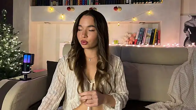 Avvechloe online show from 12.17.25