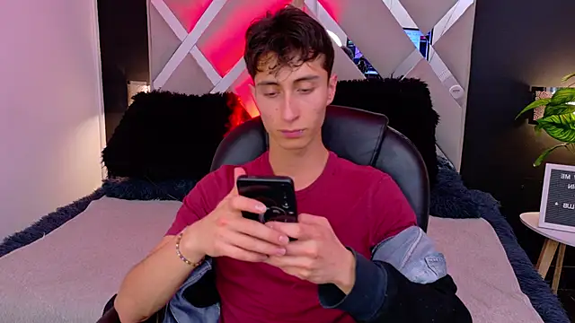 Snapshot of Ithan_Skin chatting on 12.17.25 Ithan Skin online show from 12.17.25