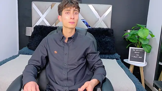 Snapshot of Ithan_Skin chatting on 12.18.25 Ithan Skin online show from 12.18.25