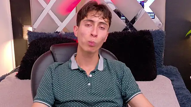 Snapshot of Ithan_Skin chatting on 12.19.25 Ithan Skin online show from 12.19.25