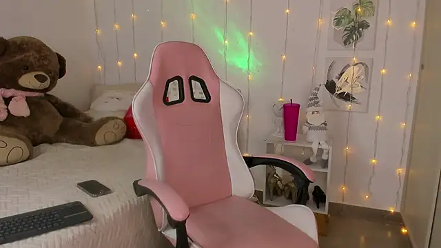 Lily Hiill7 online show from 01.05.26